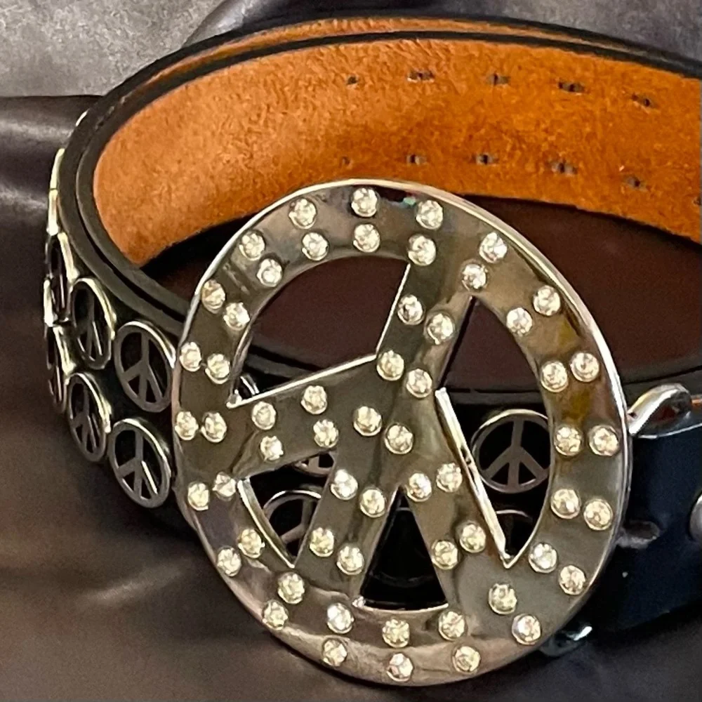 NWOT Polished Silver Rhinestone Peace buckle and belt